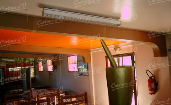 Arche en carton dans un restaurant gastronomique