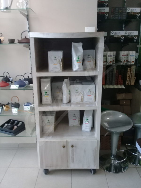 Meuble de rangement dans un magasin de torréfaction