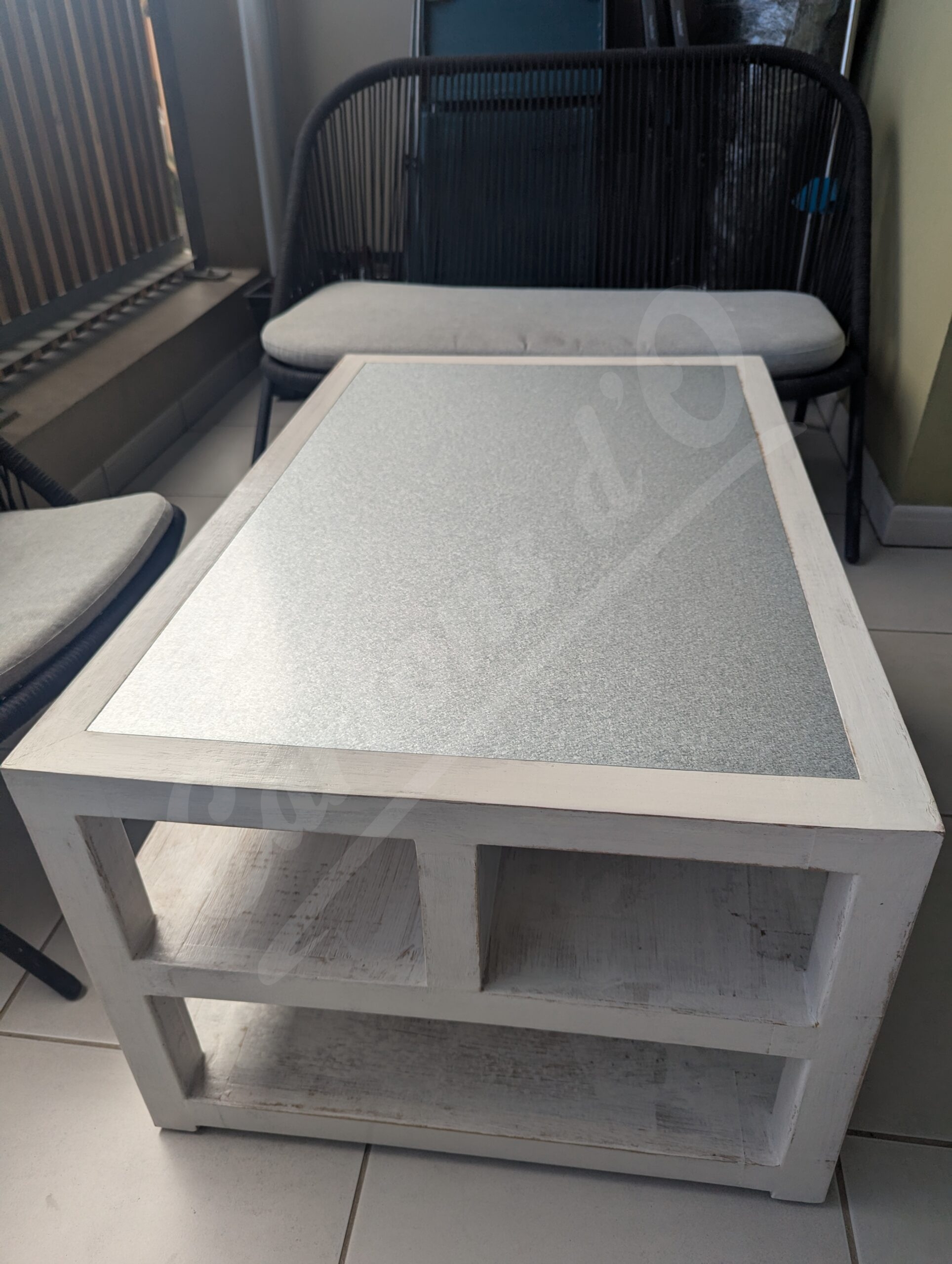 Table Basse recouverte de métal